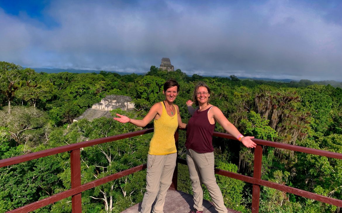 Wir und Tikal Tempel